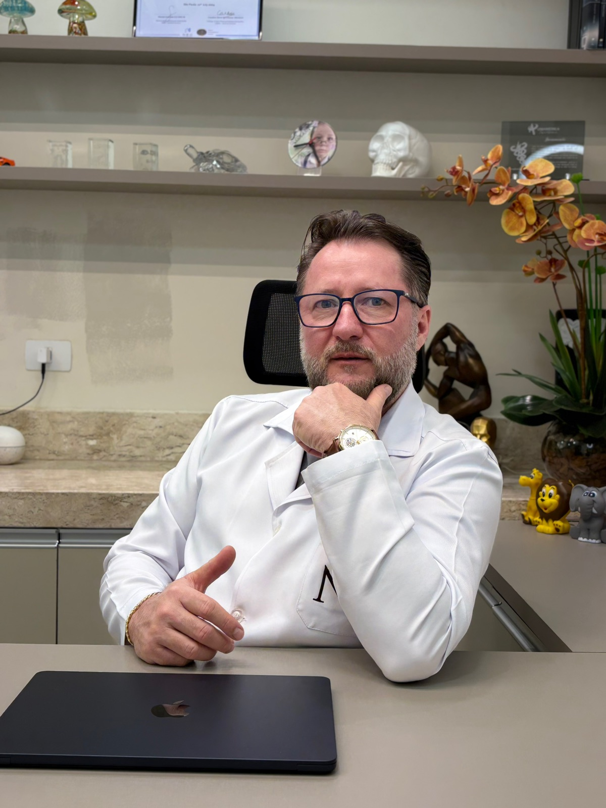 Dr. Niuton Schneider